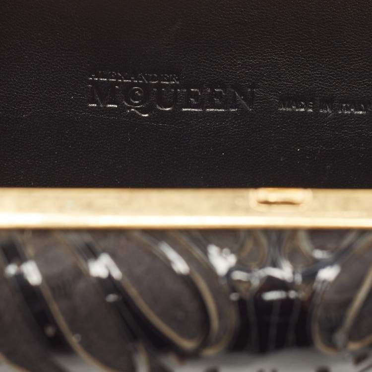 مملوكة مسبقًا Alexander McQueen Black Laser Cut Patent Leather Skull Knuckle Box Clutch