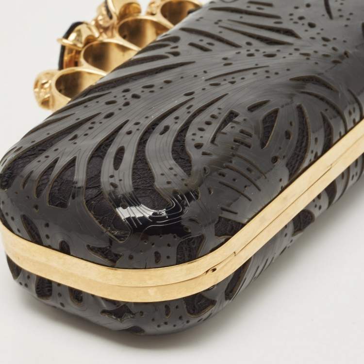 مملوكة مسبقًا Alexander McQueen Black Laser Cut Patent Leather Skull Knuckle Box Clutch