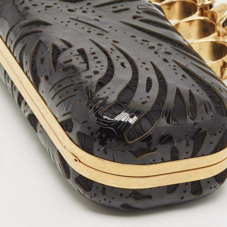 مملوكة مسبقًا Alexander McQueen Black Laser Cut Patent Leather Skull Knuckle Box Clutch