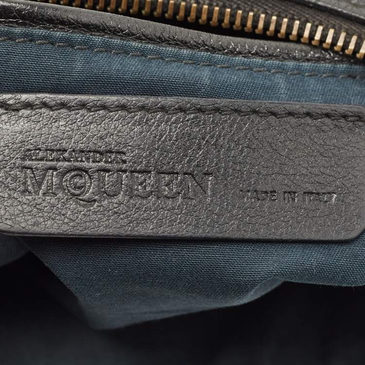 Pre Owned Alexander McQueen Black Skull Embossed Leather Medium De Manta Clutch