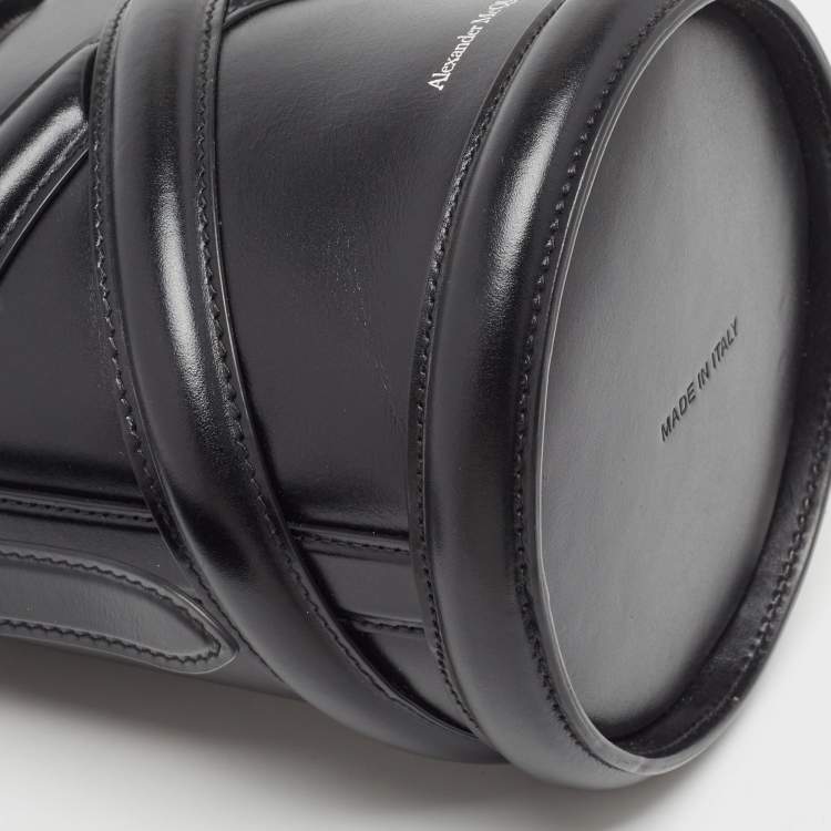 Pre Owned Alexander McQueen Black Leather The Curve Bucket Bag