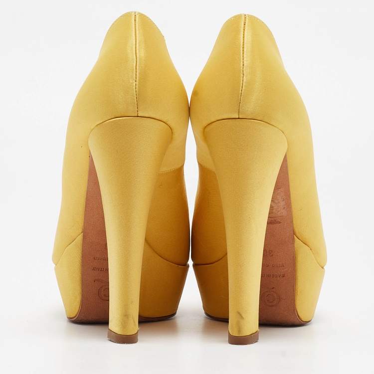 Pre Owned Alexander McQueen Yellow Satin Peep Toe Platform Pumps Size 38