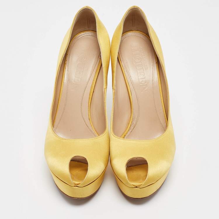 Pre Owned Alexander McQueen Yellow Satin Peep Toe Platform Pumps Size 38
