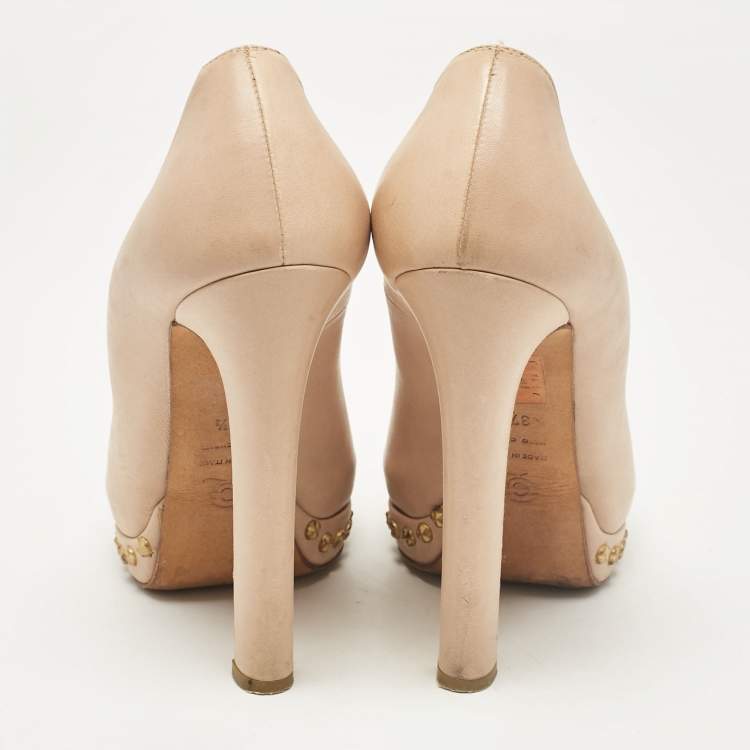 Pre Owned Alexander McQueen Beige Leather Skull Detail Studded Platform Peep Toe Pumps Size 37.5