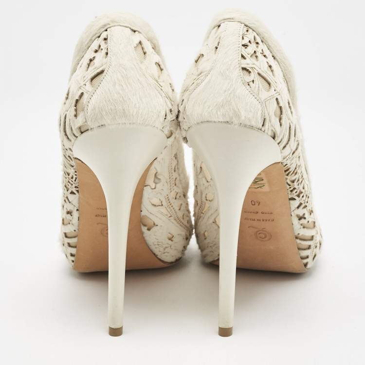 Pre Owned Alexander McQueen White Leather and Calf Hair Skull Embellished Peep Toe Pumps Size 40