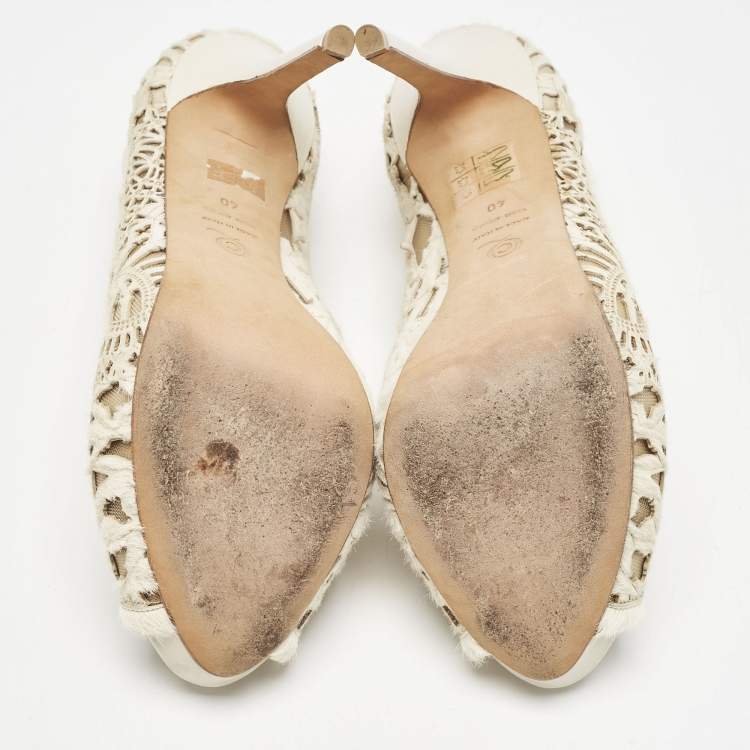 Pre Owned Alexander McQueen White Leather and Calf Hair Skull Embellished Peep Toe Pumps Size 40