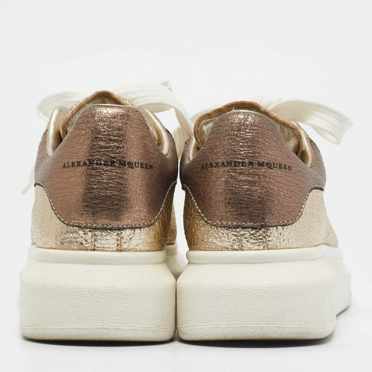 مملوكة مسبقًا Alexander McQueen Gold Foil Leather Oversized Low Top Sneakers Size 39..5
