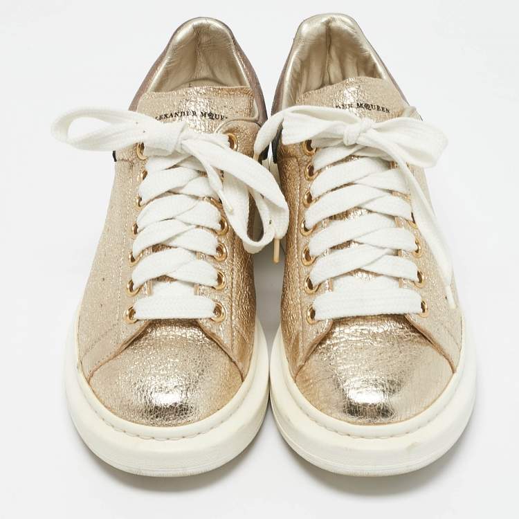 مملوكة مسبقًا Alexander McQueen Gold Foil Leather Oversized Low Top Sneakers Size 39..5