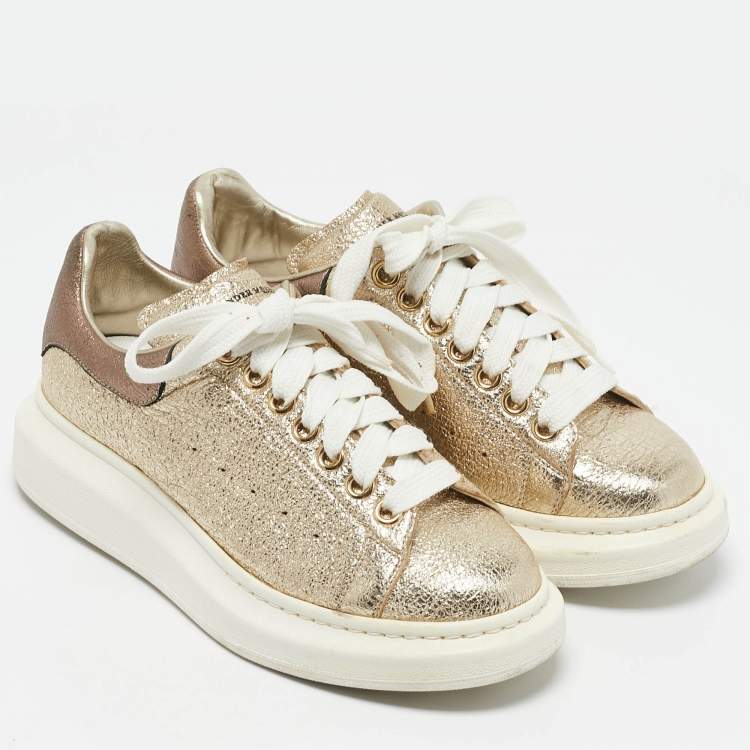مملوكة مسبقًا Alexander McQueen Gold Foil Leather Oversized Low Top Sneakers Size 39..5