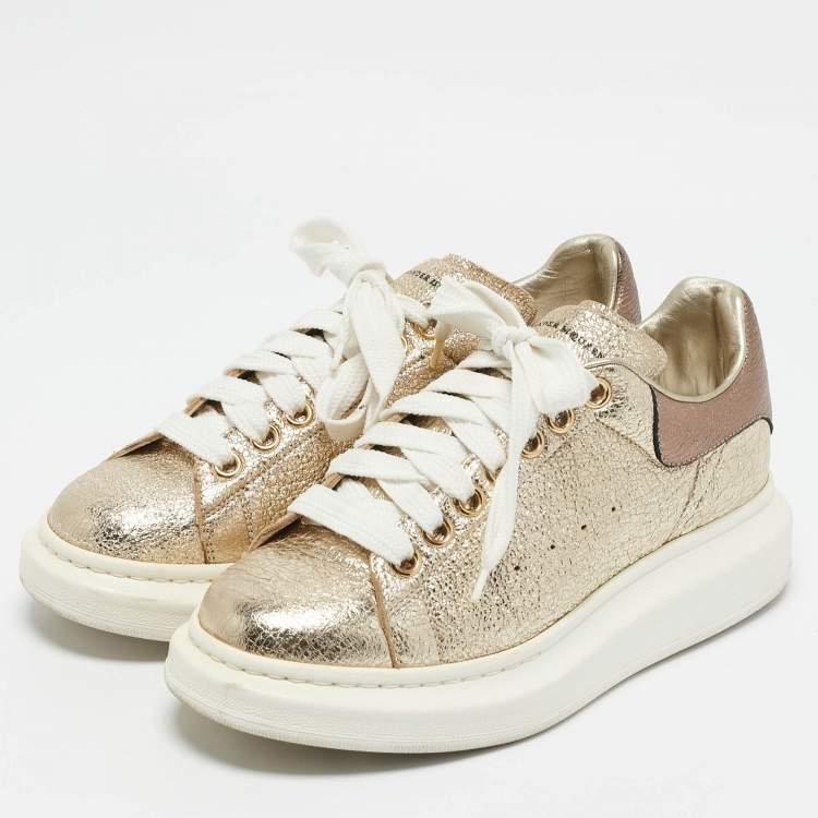 مملوكة مسبقًا Alexander McQueen Gold Foil Leather Oversized Low Top Sneakers Size 39..5