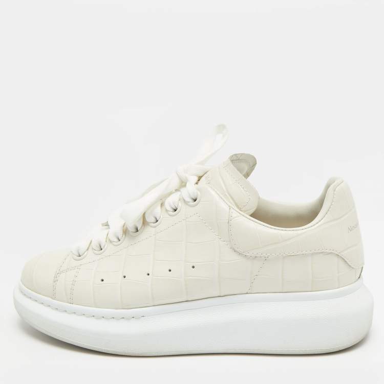مملوكة مسبقًا Alexander McQueen Oversized Size 37.5 Cream Croc Embossed Leather Low Top Sneakers