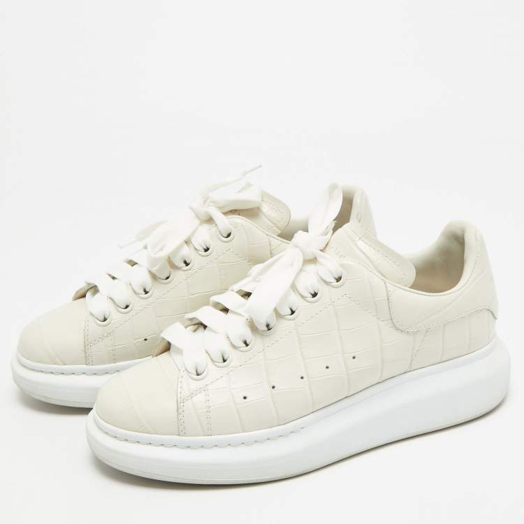 مملوكة مسبقًا Alexander McQueen Oversized Size 37.5 Cream Croc Embossed Leather Low Top Sneakers