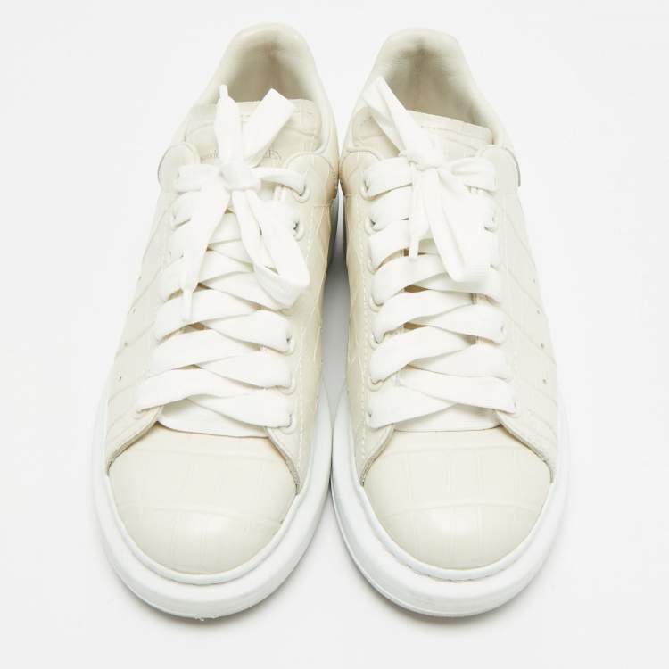 مملوكة مسبقًا Alexander McQueen Oversized Size 37.5 Cream Croc Embossed Leather Low Top Sneakers