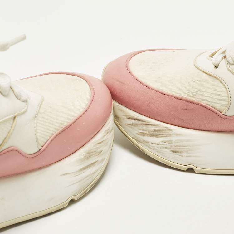 مملوكة مسبقًا Alexander McQueen Oversized Runner Size 39 White/Pink Leather Lace Up Sneakers