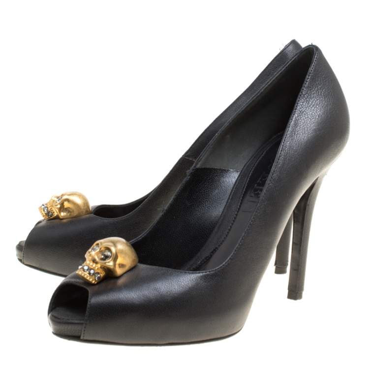 مملوكة مسبقًا Alexander McQueen Black Leather Crystal Embellished Skull Detail Peep Toe Platform Pumps Size 35.5