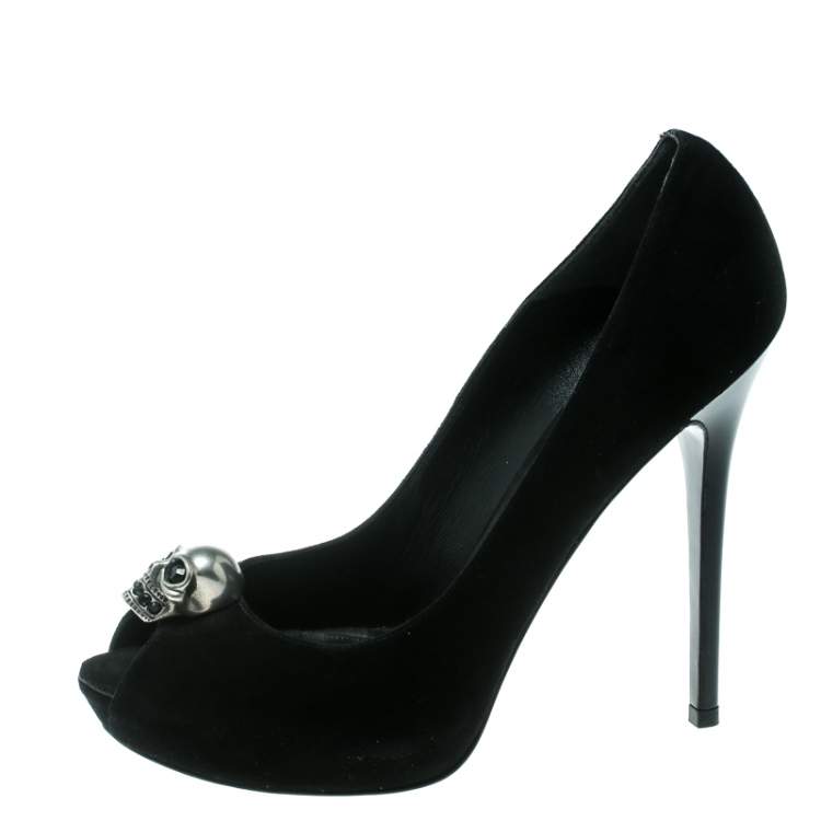 Pre Owned Alexander McQueen Black Suede Crystal Embellished Skull Peep Toe Pumps 40