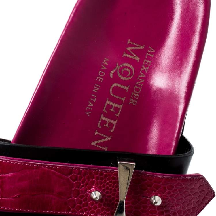 Pre Owned Alexander McQueen Pink/Black Ostrich Leg And Leather Flat Sandals Size 40