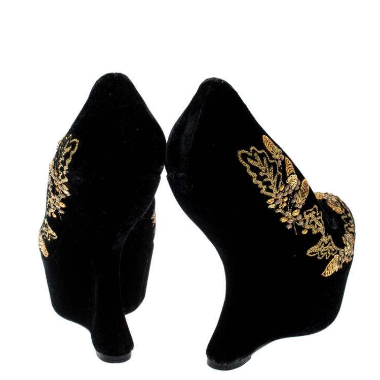 مملوكة مسبقًا Alexander McQueen Black Velvet Acorn Embroidered Armadillo Curved Wedge Pumps Size 37