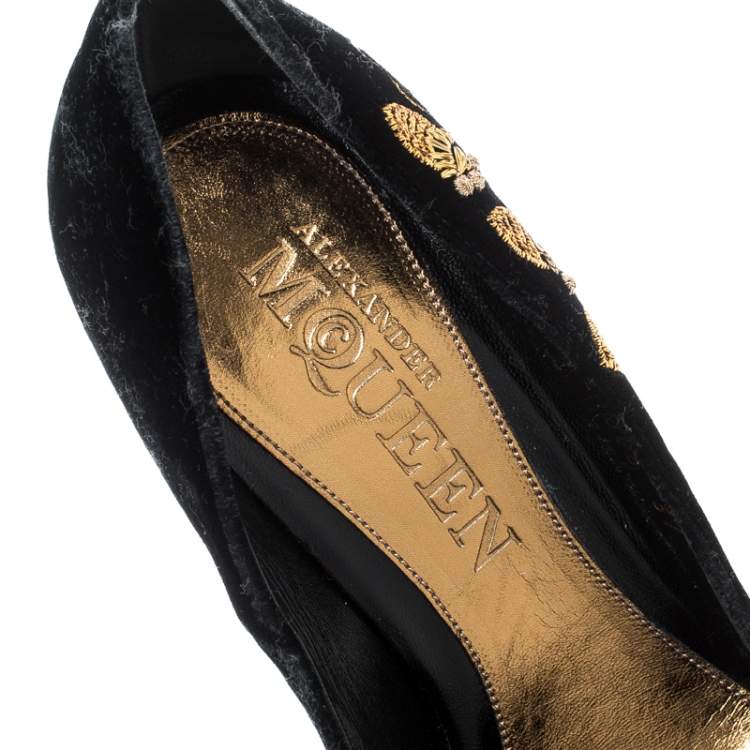 مملوكة مسبقًا Alexander McQueen Black Velvet Acorn Embroidered Armadillo Curved Wedge Pumps Size 37