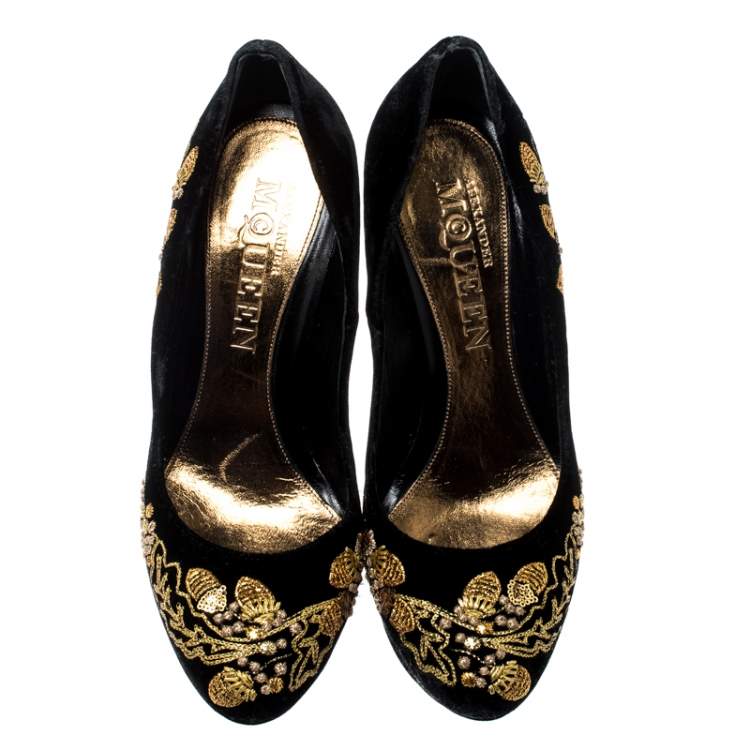مملوكة مسبقًا Alexander McQueen Black Velvet Acorn Embroidered Armadillo Curved Wedge Pumps Size 37