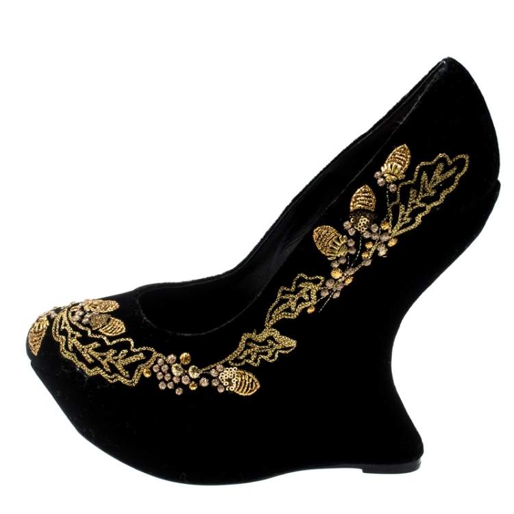 مملوكة مسبقًا Alexander McQueen Black Velvet Acorn Embroidered Armadillo Curved Wedge Pumps Size 37