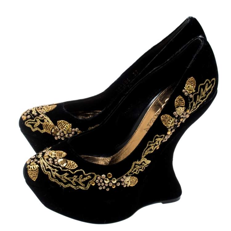 مملوكة مسبقًا Alexander McQueen Black Velvet Acorn Embroidered Armadillo Curved Wedge Pumps Size 37