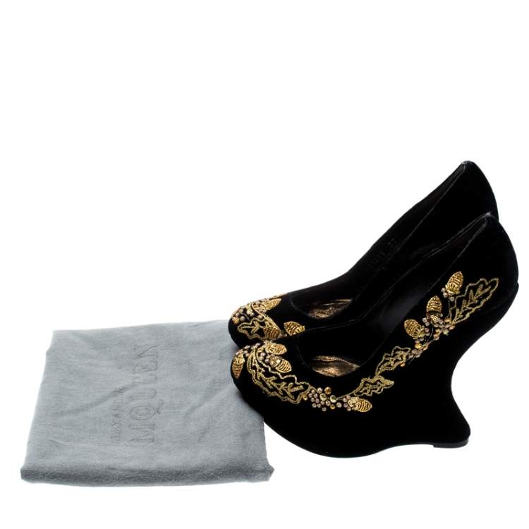 مملوكة مسبقًا Alexander McQueen Black Velvet Acorn Embroidered Armadillo Curved Wedge Pumps Size 37
