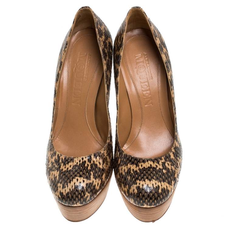 مملوكة مسبقًا Alexander McQueen Black/Beige Python Platform Pumps Size 37
