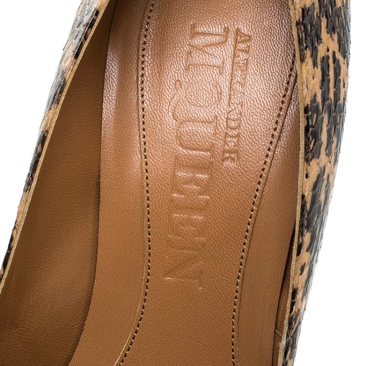 مملوكة مسبقًا Alexander McQueen Black/Beige Python Platform Pumps Size 37