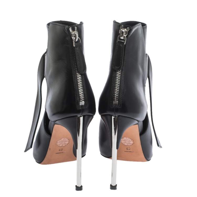 Pre Owned Alexander McQueen Black Leather Buckle Pointed Toe Booties Size 40