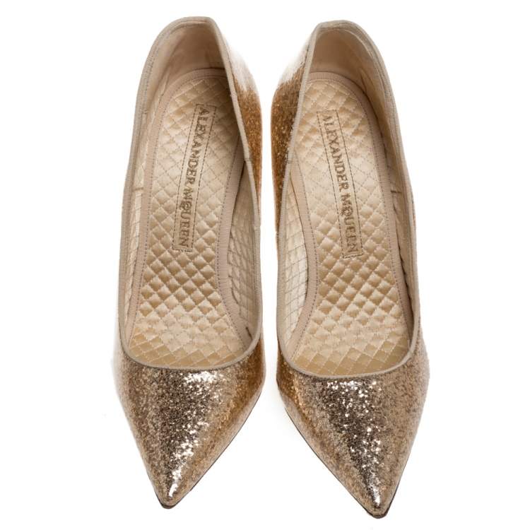مملوكة مسبقًا Alexander McQueen Gold Patent Glitter Leather Pointed Toe Pumps Size 39