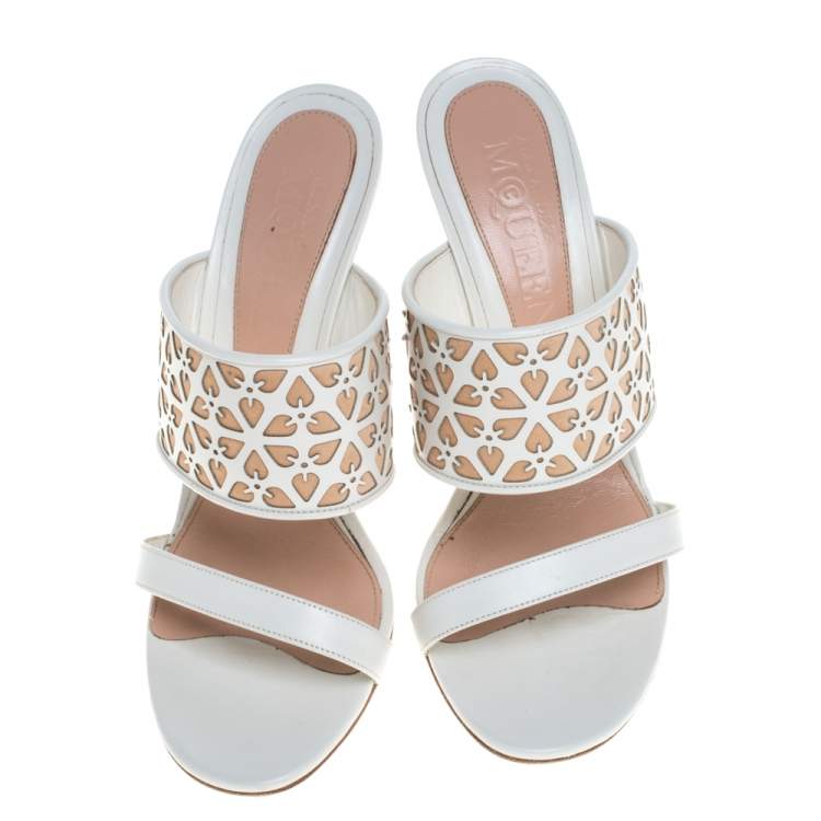مملوكة مسبقًا Alexander McQueen White/Beige Leather Laser Cut Sandals Size 40