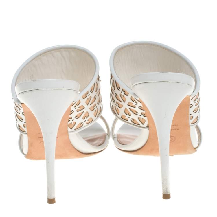مملوكة مسبقًا Alexander McQueen White/Beige Leather Laser Cut Sandals Size 40