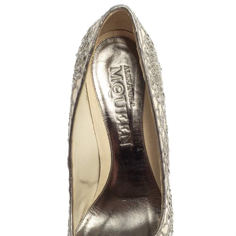 Pre Owned Alexander McQueen Silver/Off White Lace And Leather Crystal Embellish  Pointed Toe Pumps Size 39.5