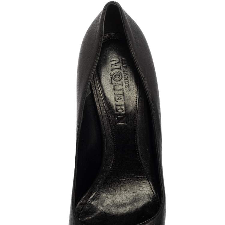 مملوكة مسبقًا Alexander McQueen Black Leather Skull Peep Toe  Pumps Size 40.5