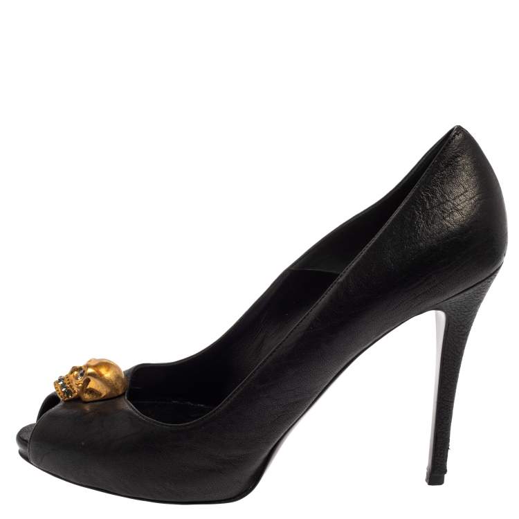 مملوكة مسبقًا Alexander McQueen Black Leather Skull Peep Toe  Pumps Size 40.5