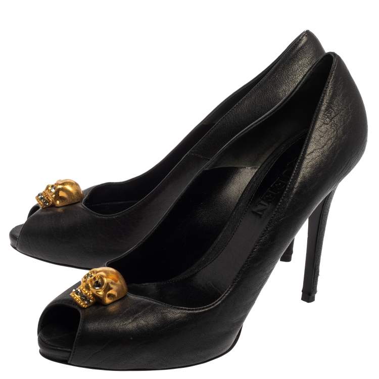 مملوكة مسبقًا Alexander McQueen Black Leather Skull Peep Toe  Pumps Size 40.5