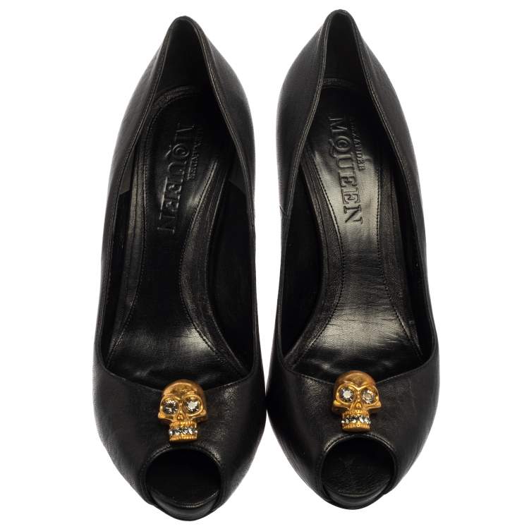 مملوكة مسبقًا Alexander McQueen Black Leather Skull Peep Toe  Pumps Size 40.5