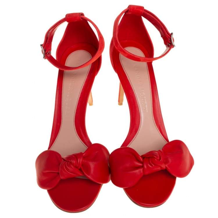 مملوكة مسبقًا Alexander McQueen Red Suede And Leather Bow Embellished Ankle Strap Sandals Size 40