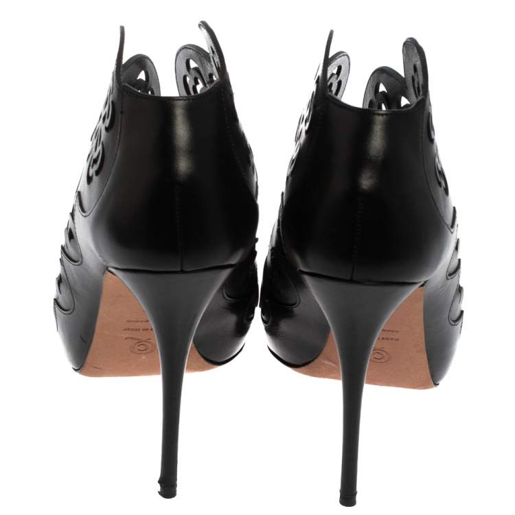 مملوكة مسبقًا Alexander McQueen Black Floral Laser Cut Leather Peep Toe Booties Size 39