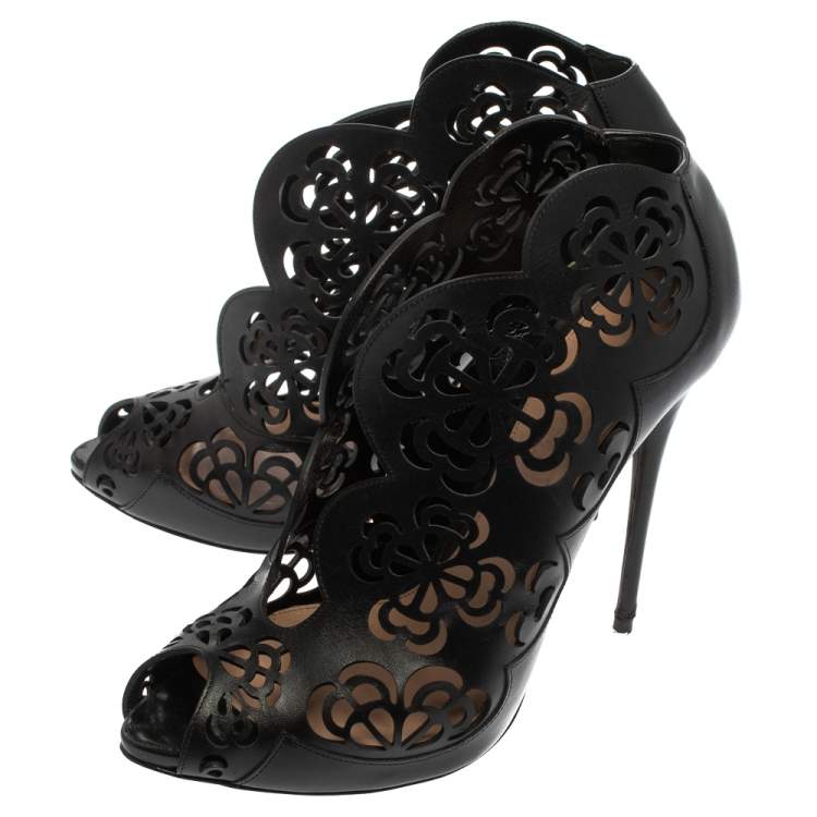 مملوكة مسبقًا Alexander McQueen Black Floral Laser Cut Leather Peep Toe Booties Size 39
