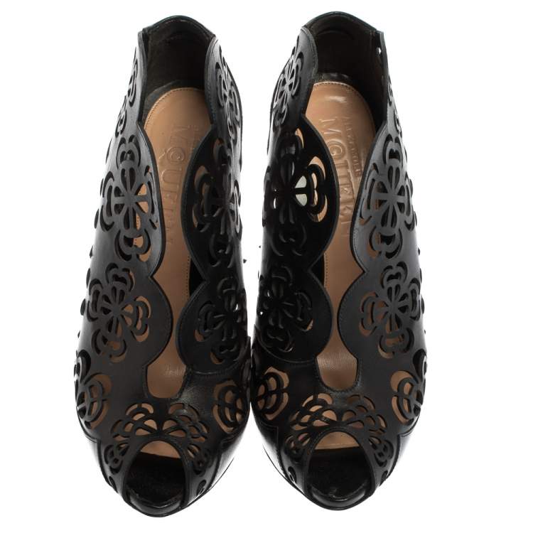 مملوكة مسبقًا Alexander McQueen Black Floral Laser Cut Leather Peep Toe Booties Size 39