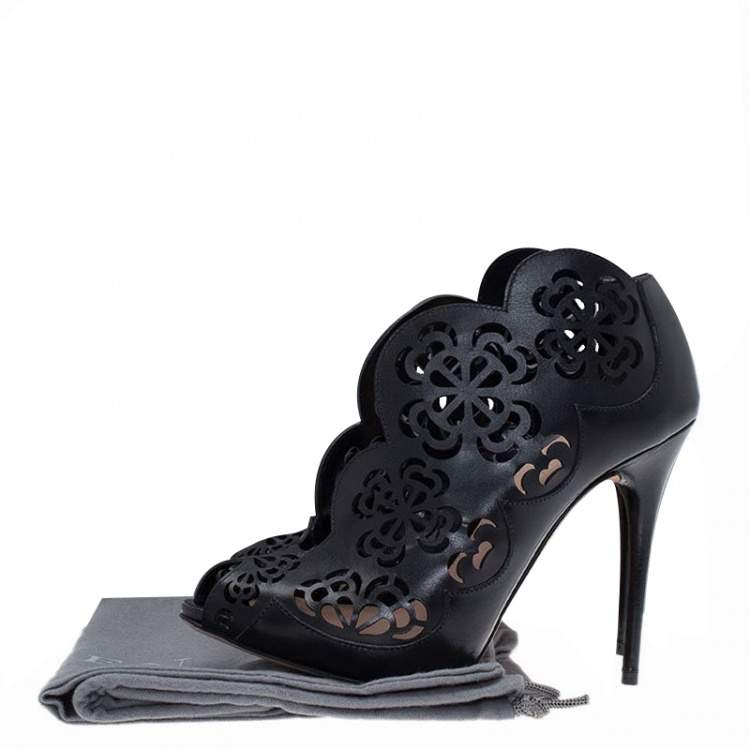 مملوكة مسبقًا Alexander McQueen Black Floral Laser Cut Leather Peep Toe Booties Size 39