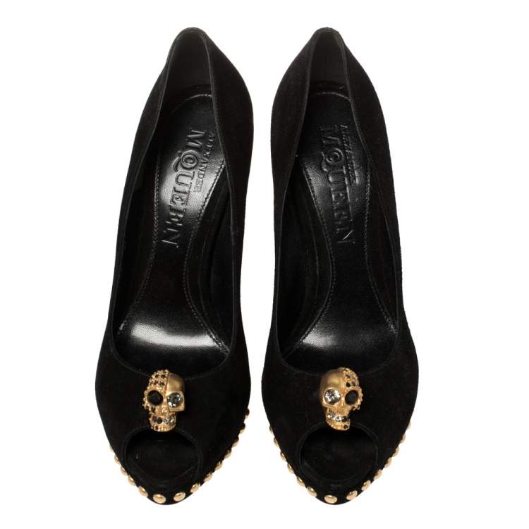 مملوكة مسبقًا Alexander McQueen Black Suede Crystal Embellished Skull Peep Toe Platform Pumps Size 37