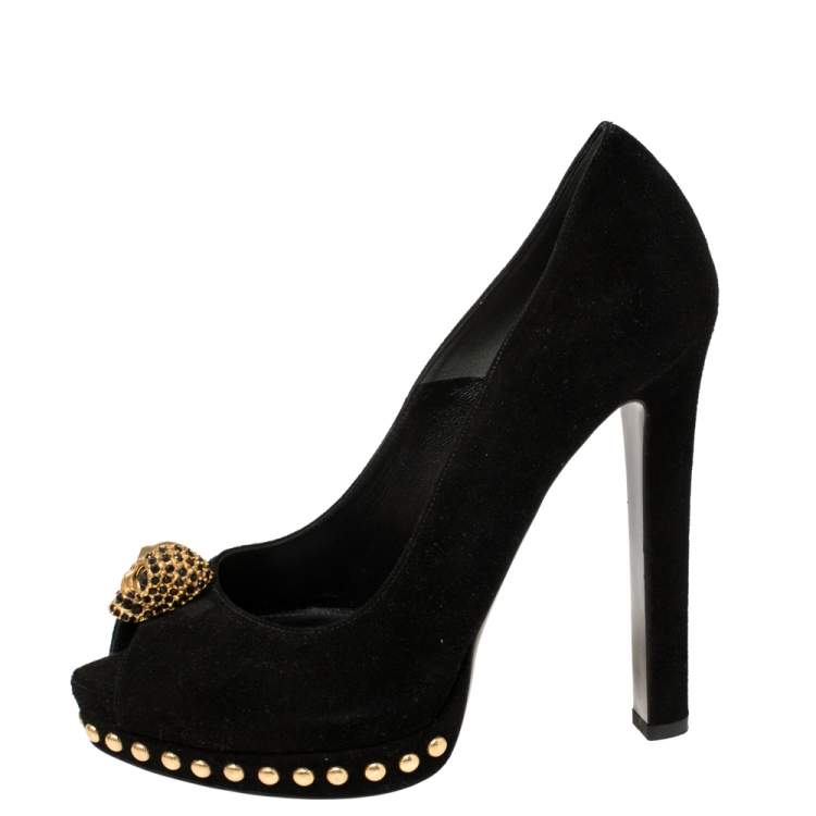 مملوكة مسبقًا Alexander McQueen Black Suede Crystal Embellished Skull Peep Toe Platform Pumps Size 37
