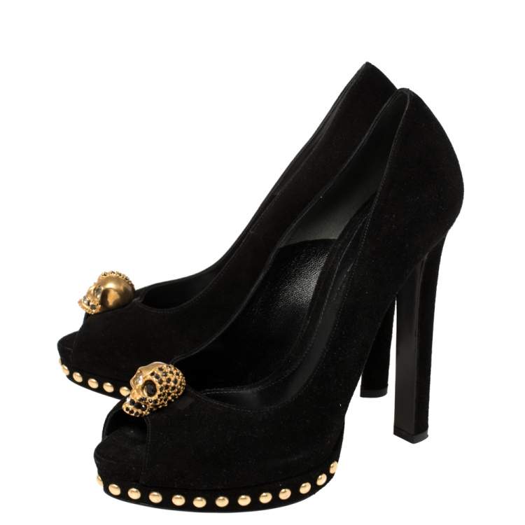 مملوكة مسبقًا Alexander McQueen Black Suede Crystal Embellished Skull Peep Toe Platform Pumps Size 37