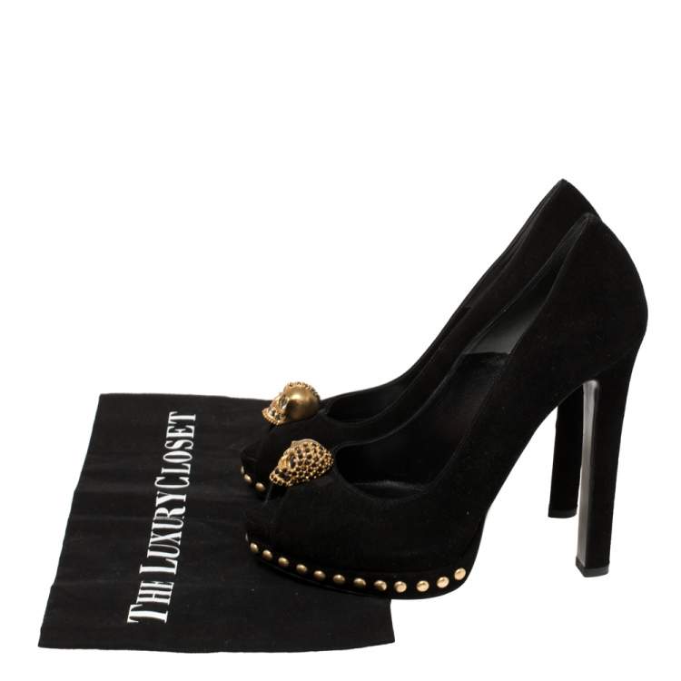 مملوكة مسبقًا Alexander McQueen Black Suede Crystal Embellished Skull Peep Toe Platform Pumps Size 37