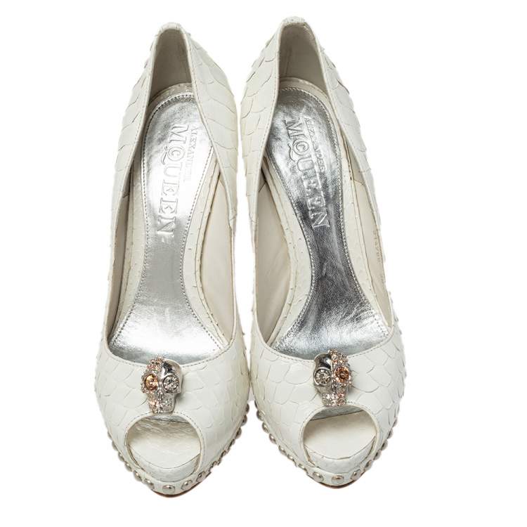 مملوكة مسبقًا Alexander McQueen Python Skull Studded Peep Toe Platform Pumps Size 38 