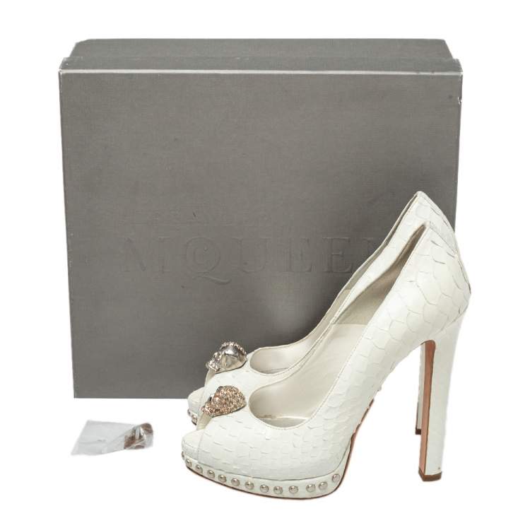 مملوكة مسبقًا Alexander McQueen Python Skull Studded Peep Toe Platform Pumps Size 38 