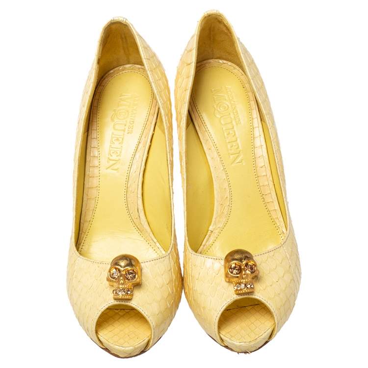 مملوكة مسبقًا Alexander McQueen Light Yellow Python Leather Skull Peep Toe Pumps Size 38.5